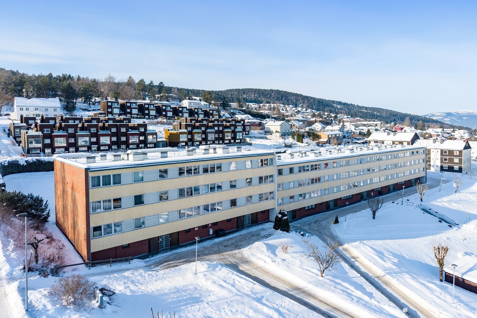Leiligheten ligger i et veletablert borettslag på Fjell - med nærhet til det meste man trenger i hverdagen Galleribilde