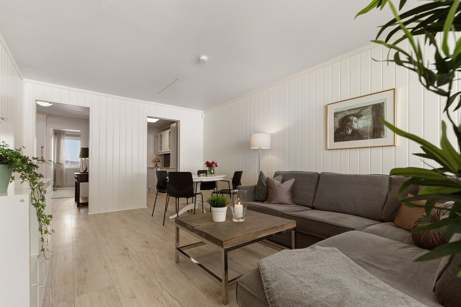 Fra hall er det adkomst inn til en lys og fin stue Galleribilde