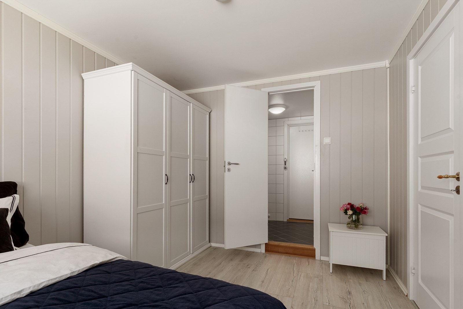 Fra soverommet er det direkte adkomst til bad Galleribilde