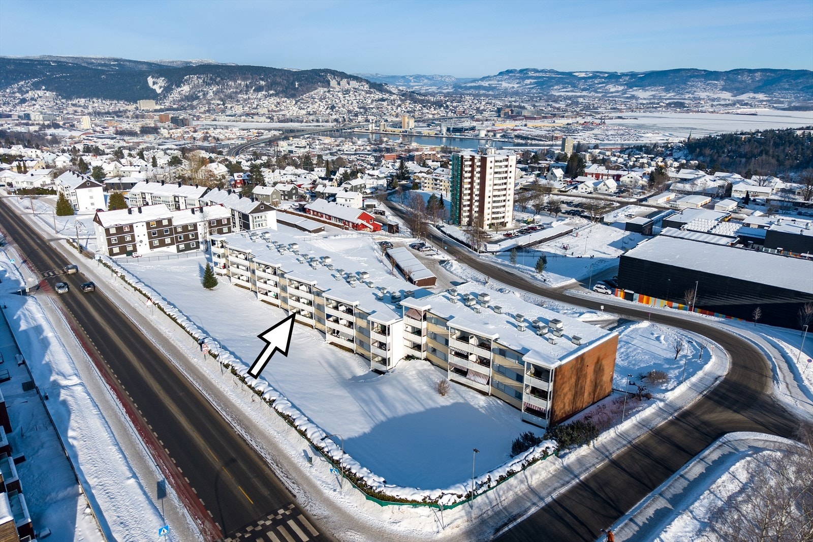 Leiligheten ligger i en høy 1. etg med sydvestvendt veranda Galleribilde