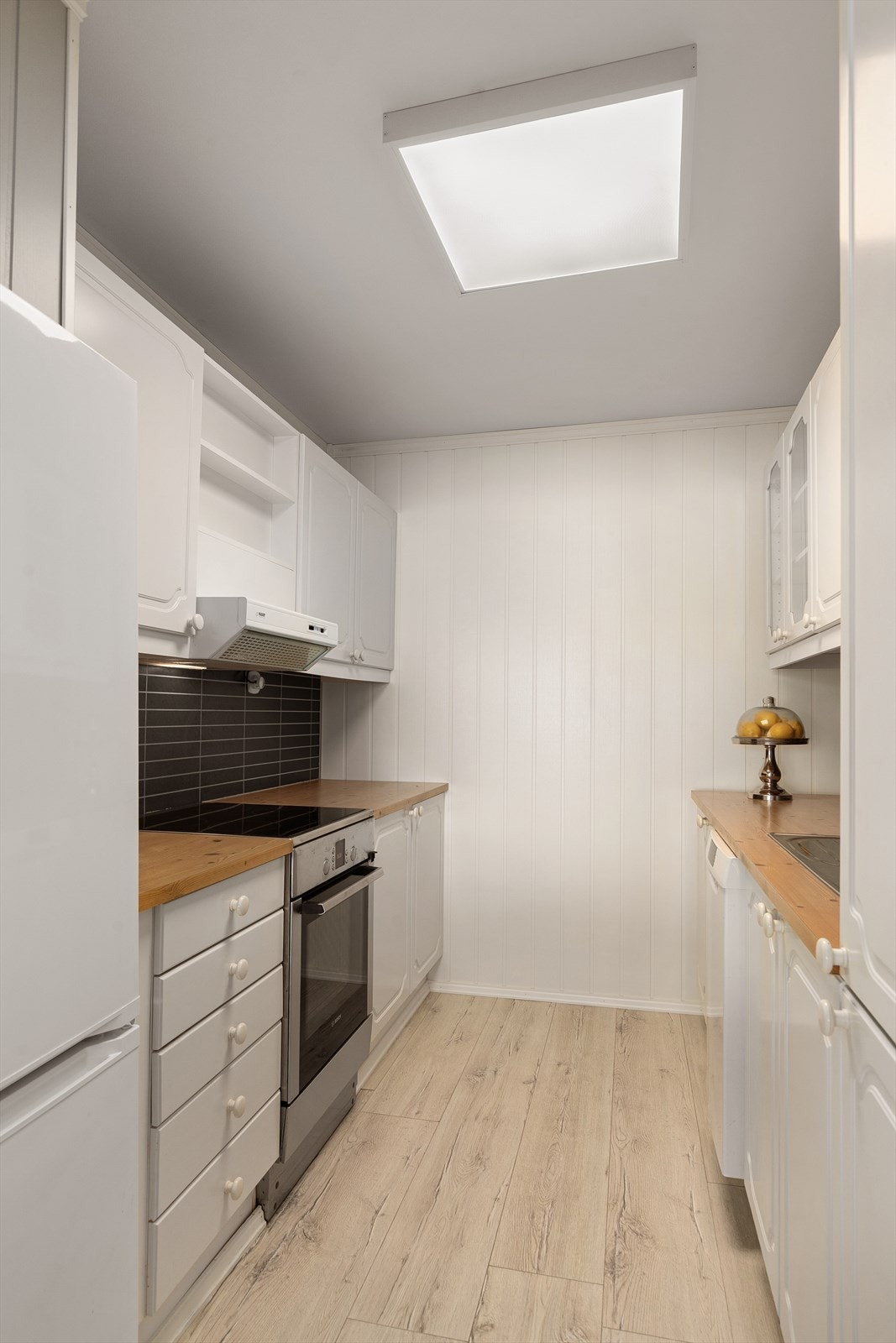 Kjøkkenet har godt med skap- og skuffeplass, samt romslig benkeplate Galleribilde