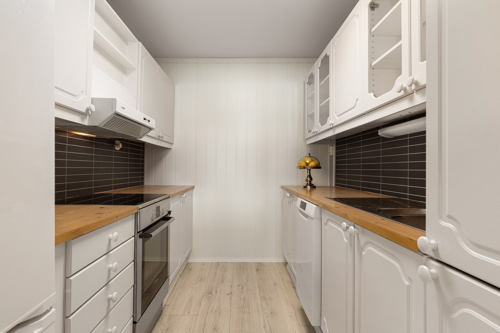 Leiligheten har et separat kjøkken med profilerte fronter Galleribilde