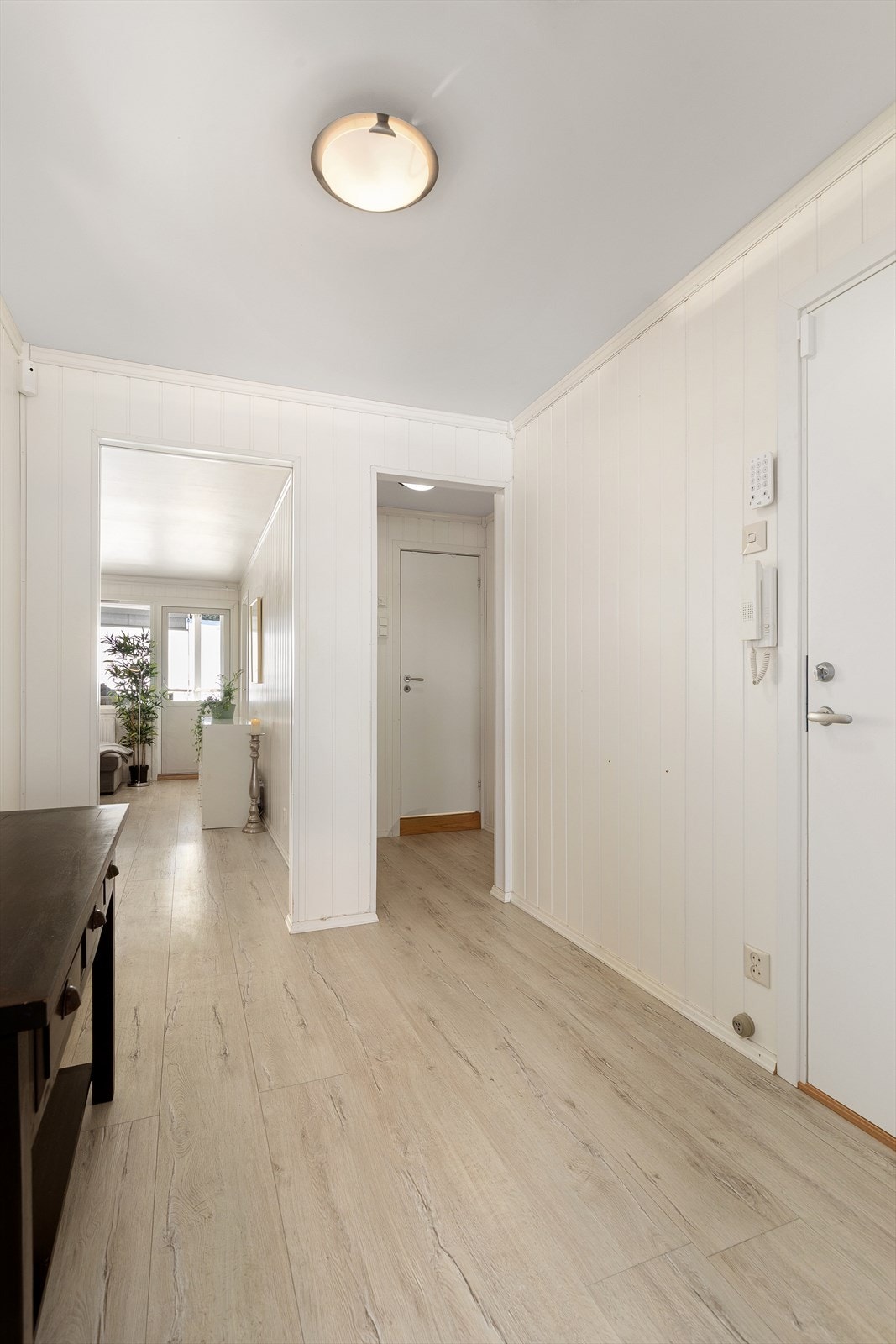 Hallen er romslig med god plass for å henge fra seg Galleribilde