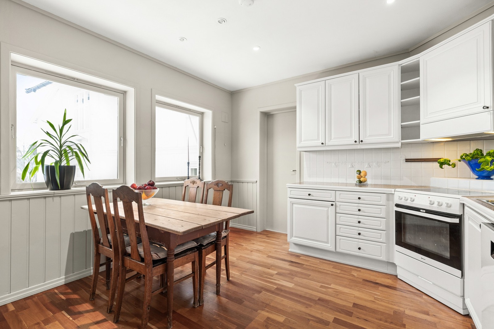 Kjøkkenet er utstyrt med Hvitevarer som oppvaskmaskin, komfyr og kjøleskap Galleribilde