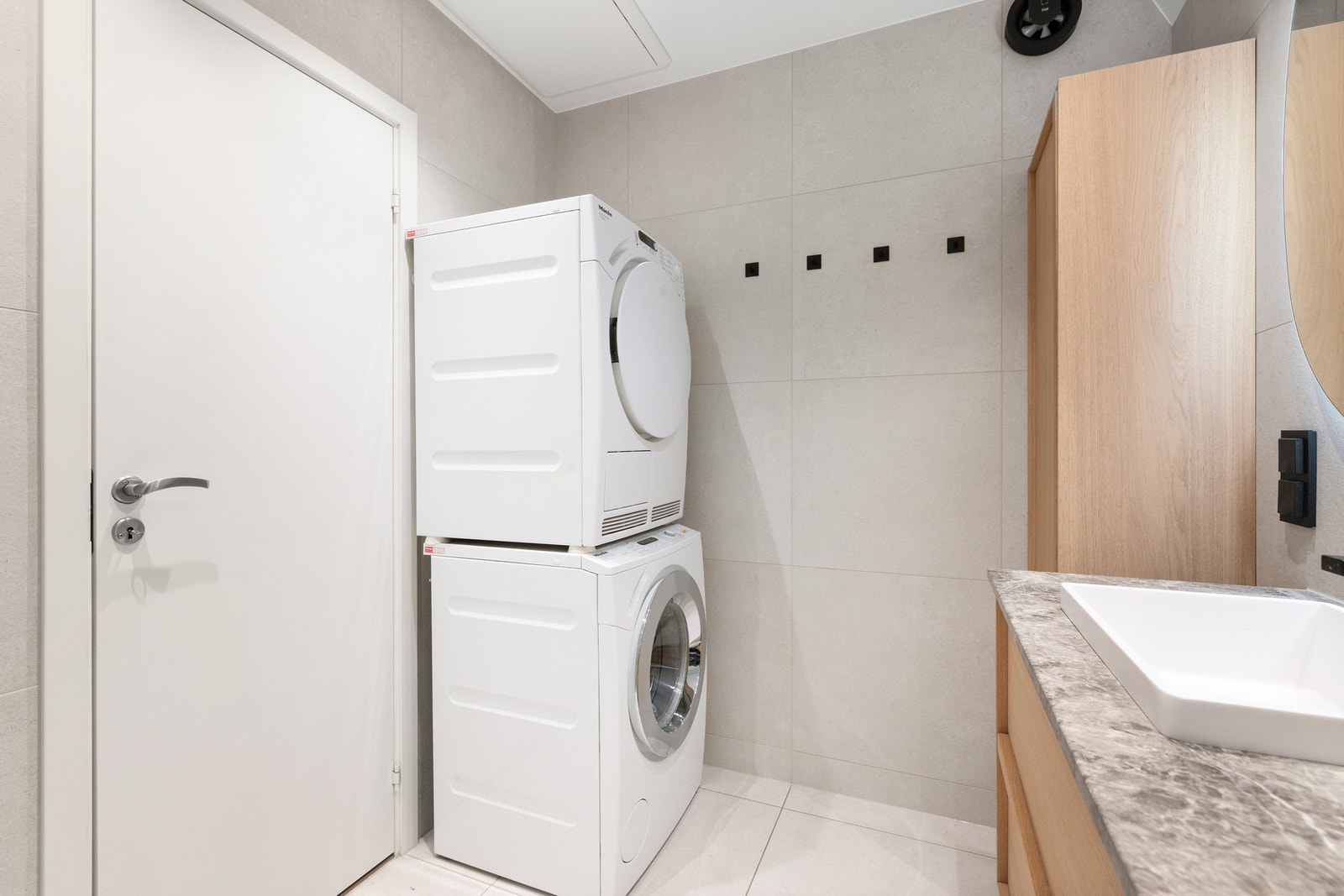 Det er opplegg for vaskemaskin og tørketrommel, samt godt med skapplass for vaskeartikler Galleribilde