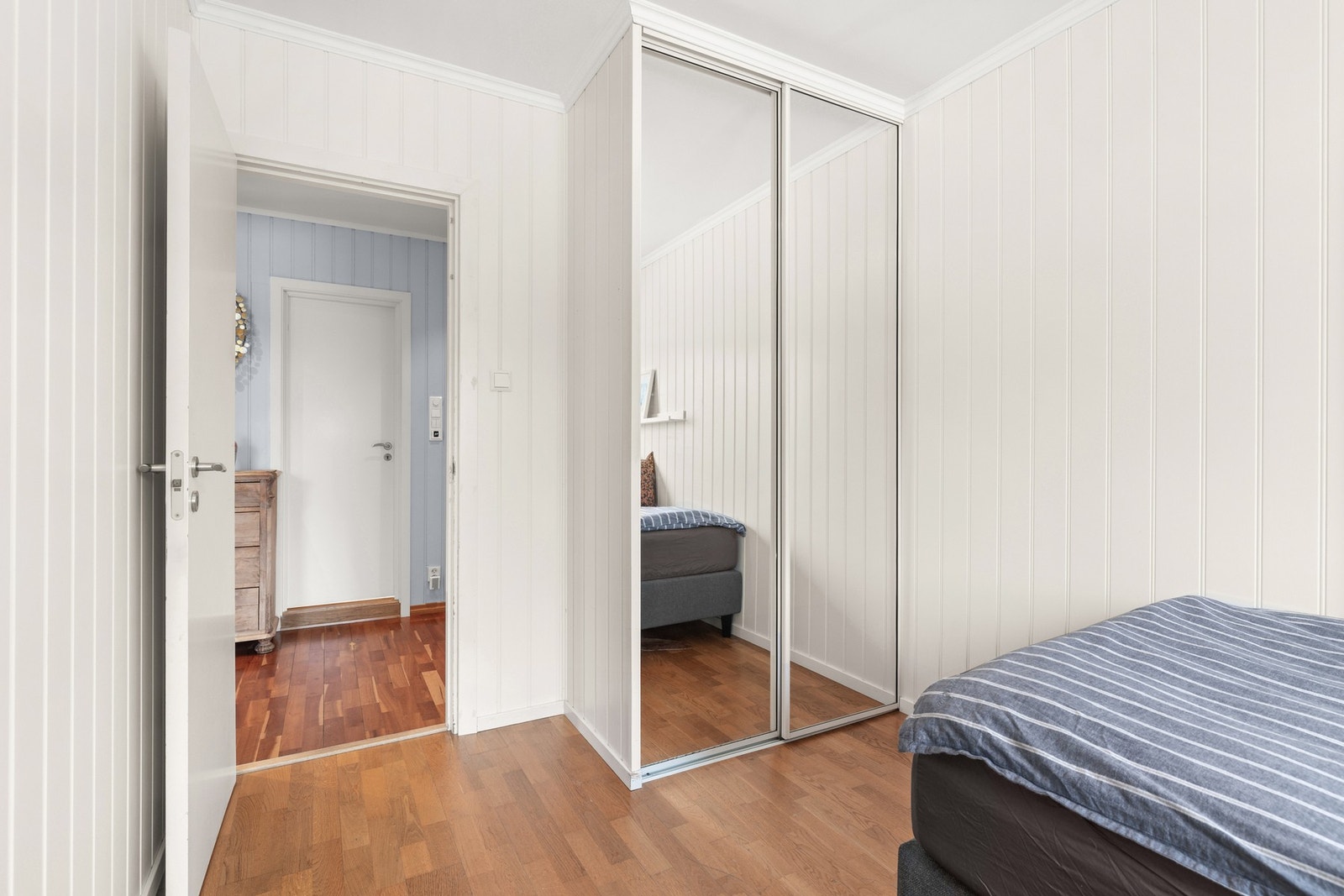 Alle rommene har medfølgende garderobeskap Galleribilde