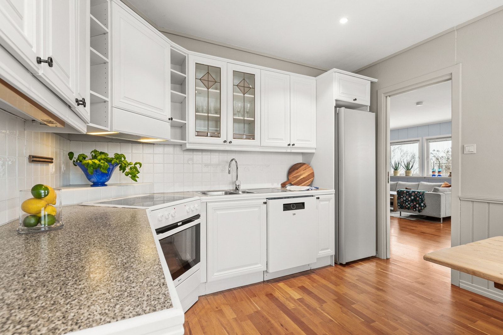 Kjøkkenet har godt med benke- og skapplass Galleribilde