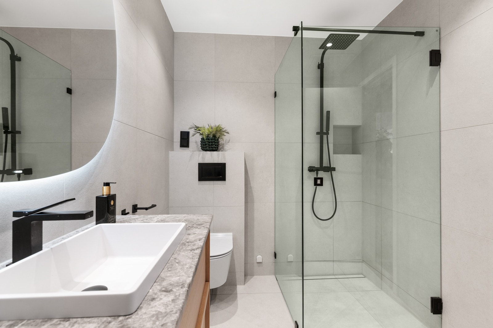 Vegger og gulv er flislagt med moderne fliser, og det er varmekabler. Galleribilde