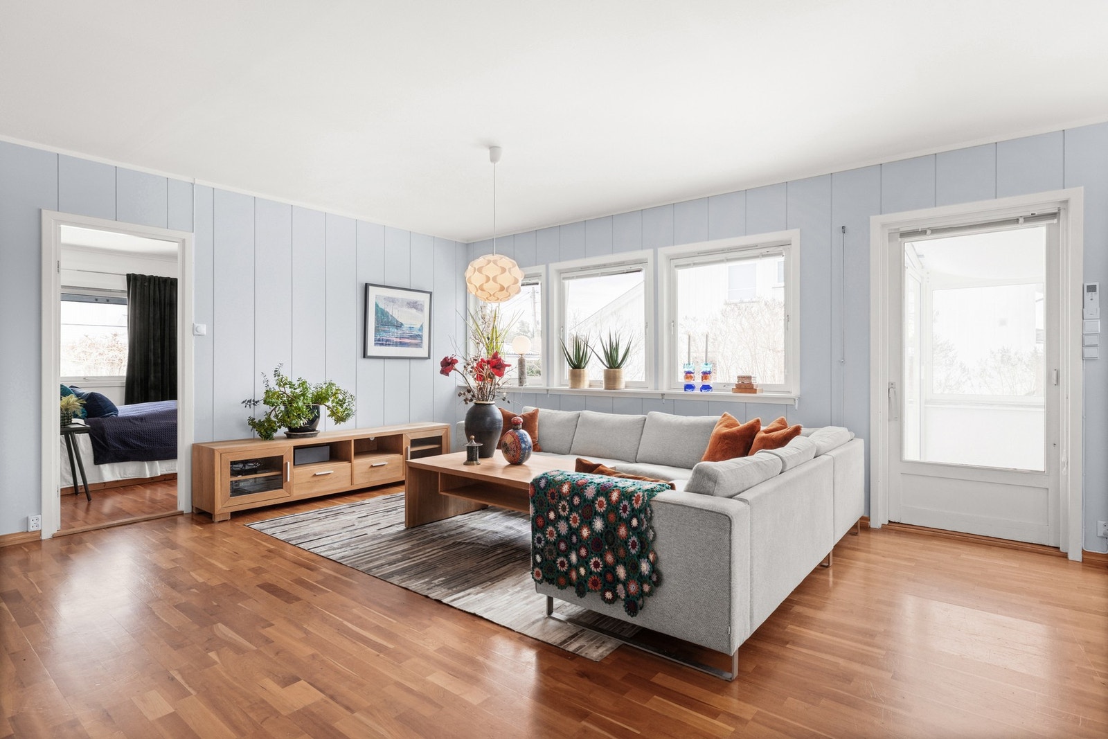 Romslig stue med store vindusflater som slipper inn godt med naturlig lys Galleribilde