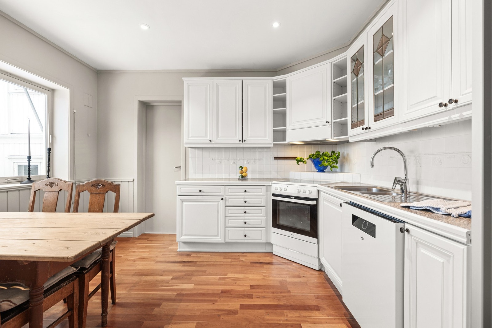 Det er også ventilatorhette med rør ut over tak Galleribilde