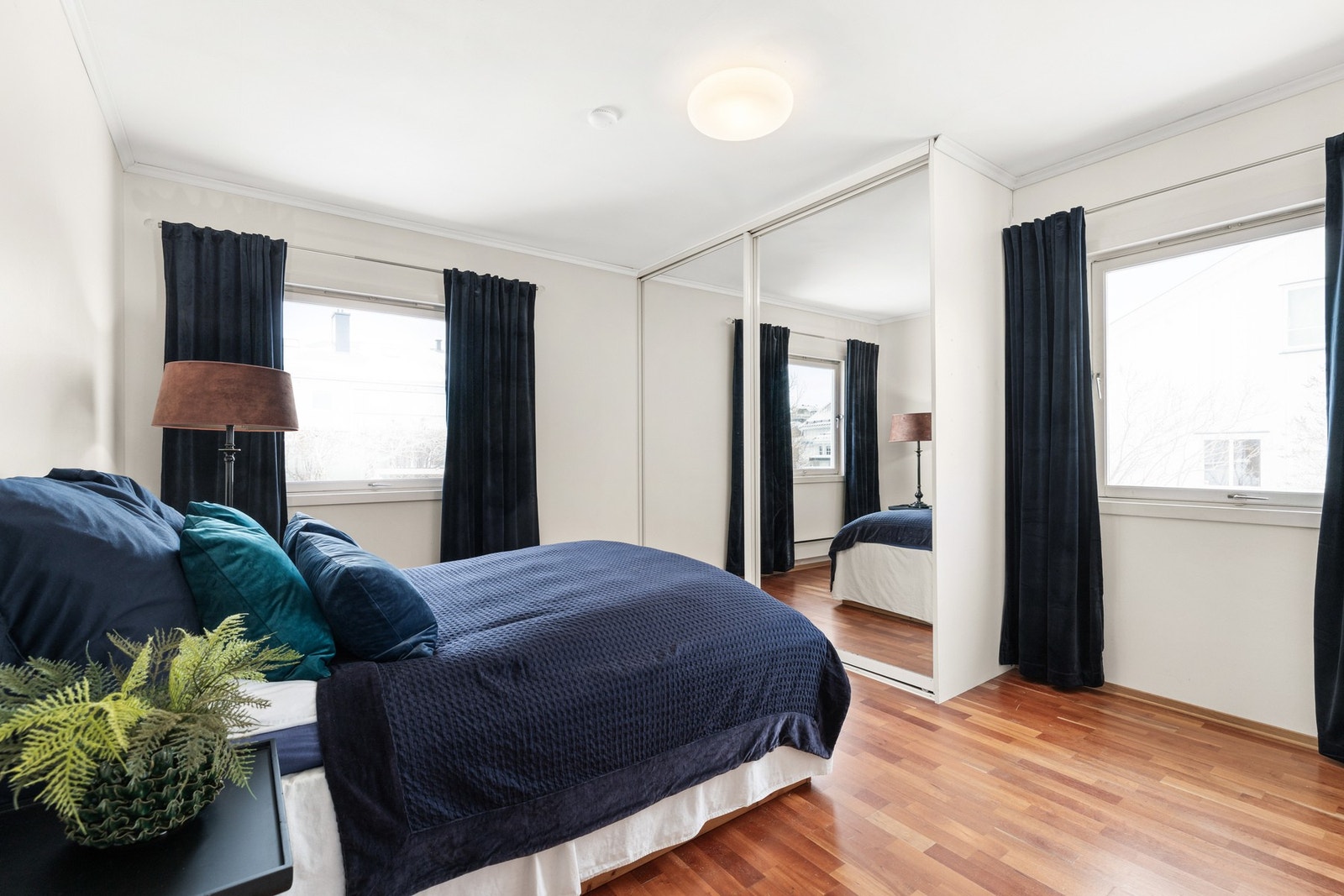 Videre har boligen tre gode soverom, alle med plass til seng og tilhørende møblement Galleribilde