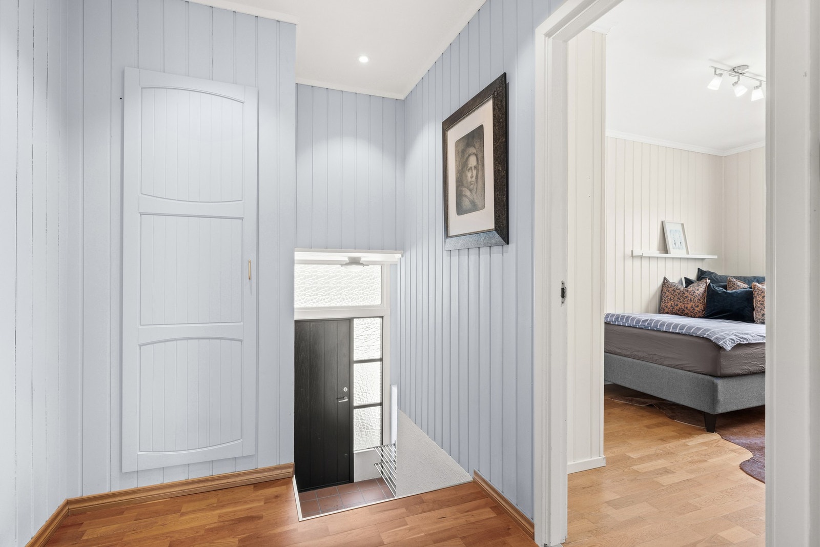 Inngangsparti på bakkeplan med mulighet til å henge fra seg yttertøy og sko Galleribilde