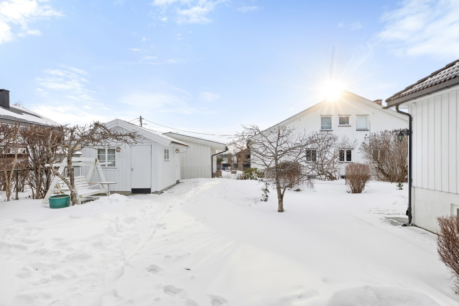 Hyggelig uteplass med bod som tilhører seksjonen Galleribilde