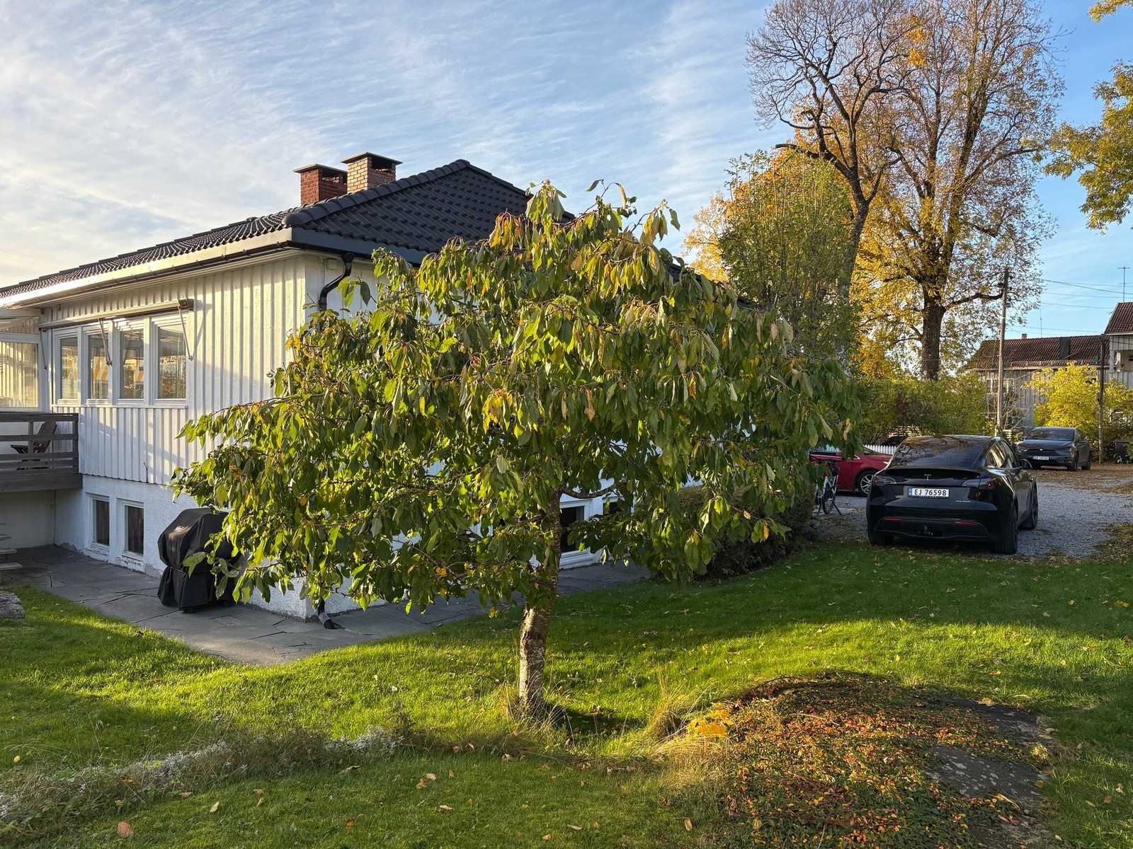 Det er belagt med skifer inn mot husvegg fra inngangspartiet til innglasset balkong (selgers eget bilde) Galleribilde