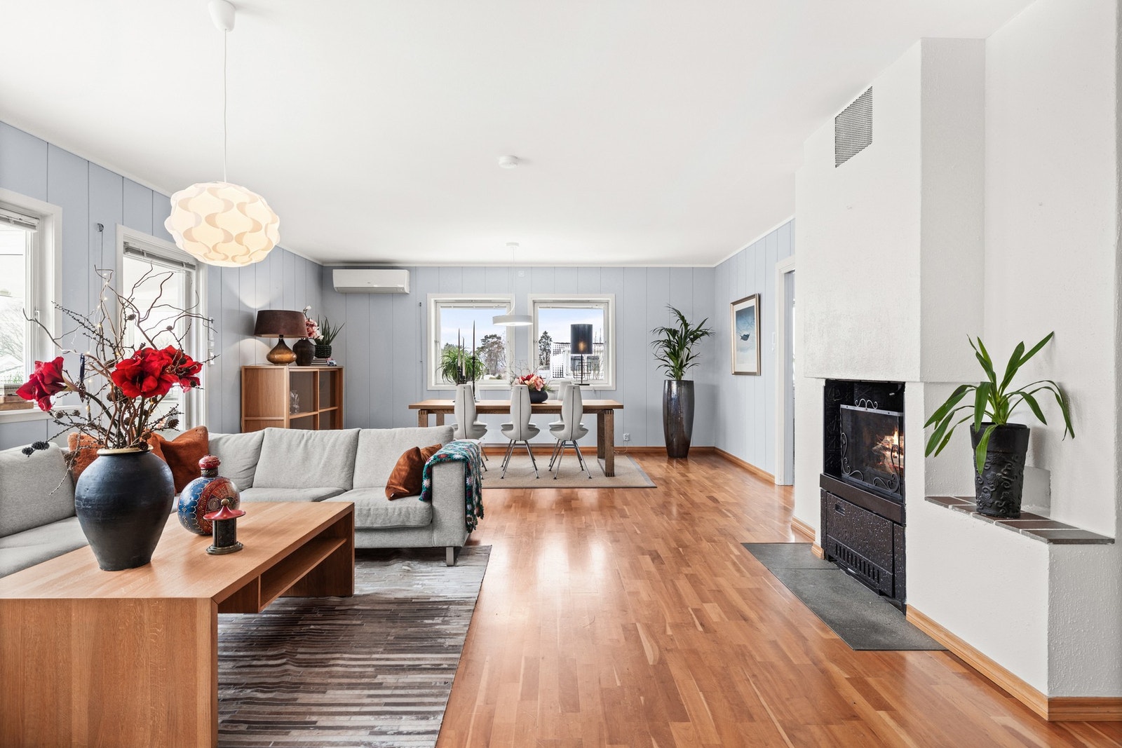 Stuens utforming gjør det enkelt å innrede med god plass til både spisebord og sofagruppe Galleribilde