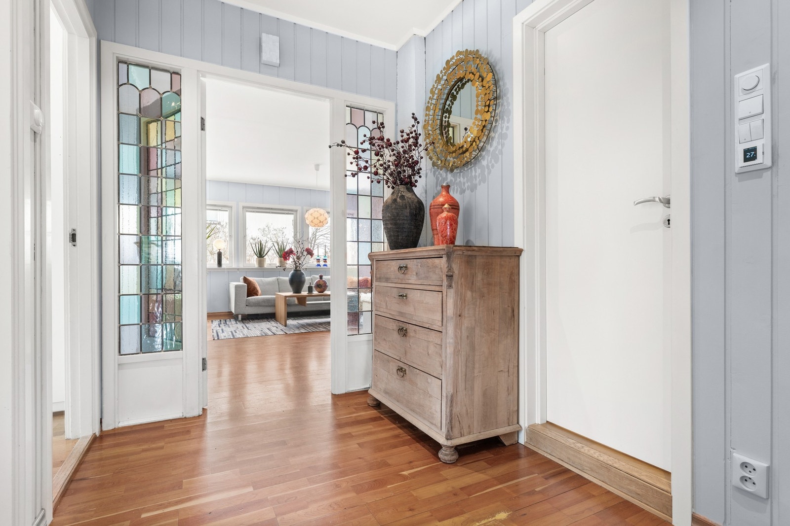 Oppe i boligen møtes man av en romslig entré med videre tilgang til soverom, bad og stue Galleribilde