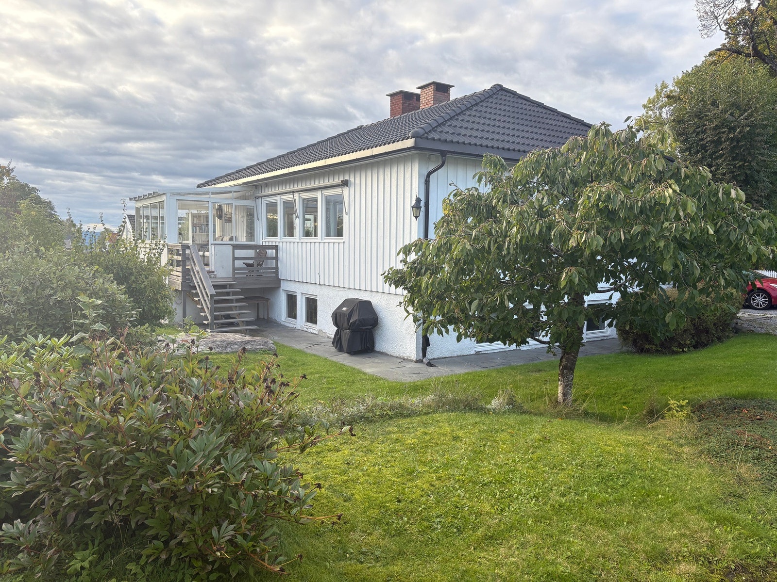 Grønn og frodig hage sommerstid (Selgers eget bilde) Galleribilde