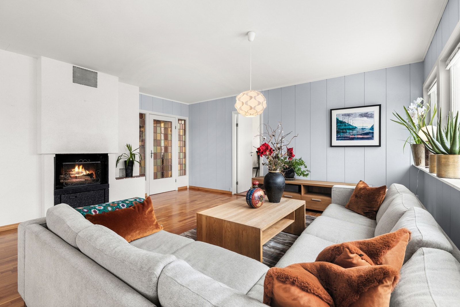 I Senter av stuen er det også en romslig peis Galleribilde