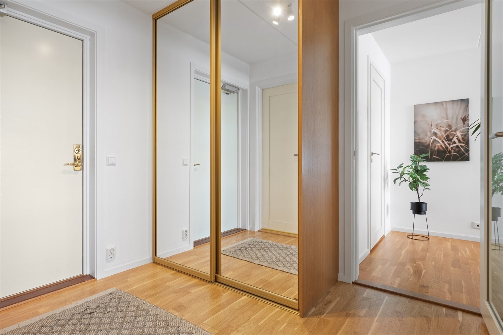 Det er godt med garderobeplass både på soverom og i entreen. Galleribilde