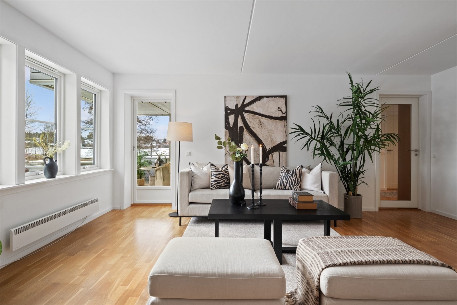 Fra stuen har du direkte utgang til en romslig balkong med plass til sittegruppe. Galleribilde