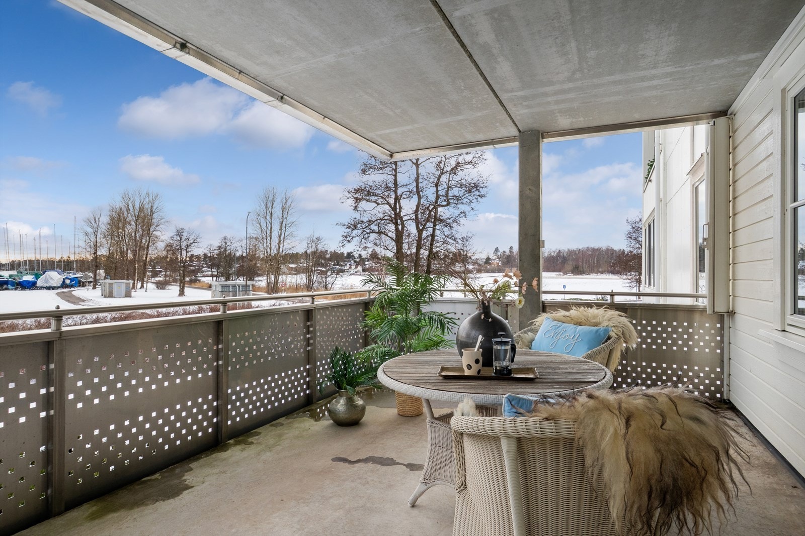 Leiligheten har en fantastisk balkong som er 15kvm og sørger for optimale solforhold og herlig sjøutsikt. Galleribilde