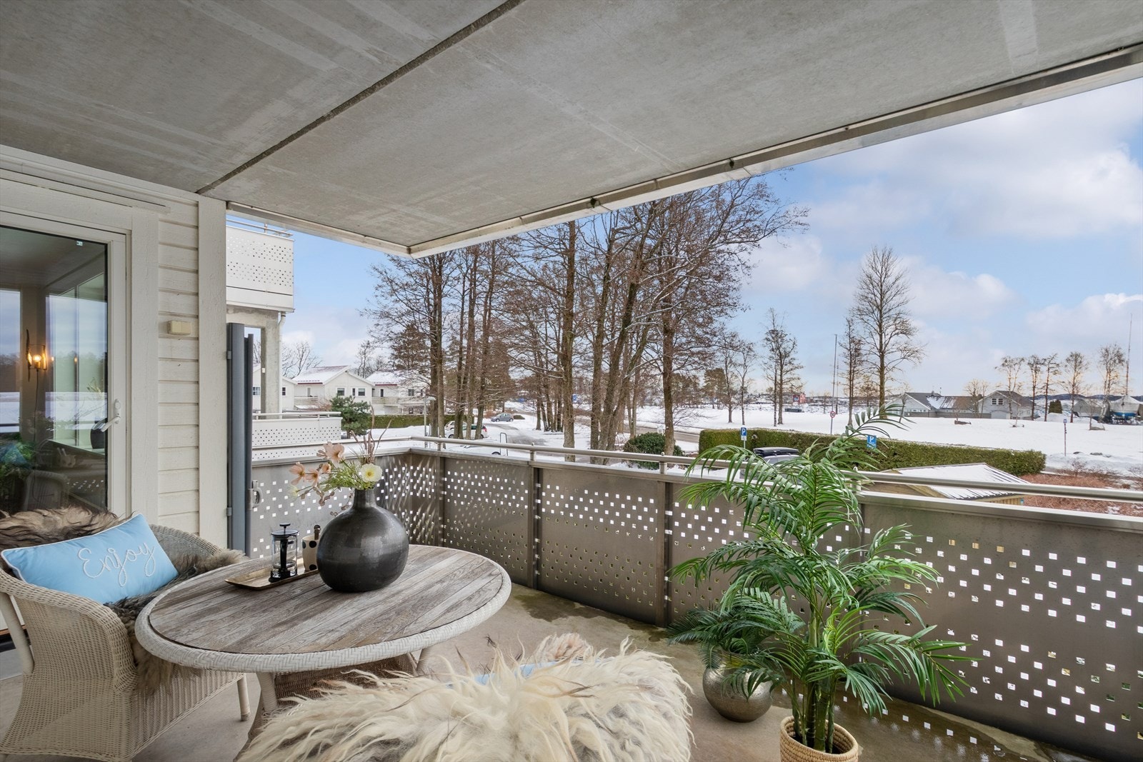 Balkongen har skjerming på siden som enkelt kan trekkes ut ved behov. Galleribilde