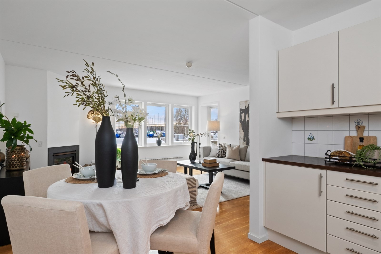 På kjøkkenet er det plass til en hyggelig spisegruppe. Galleribilde