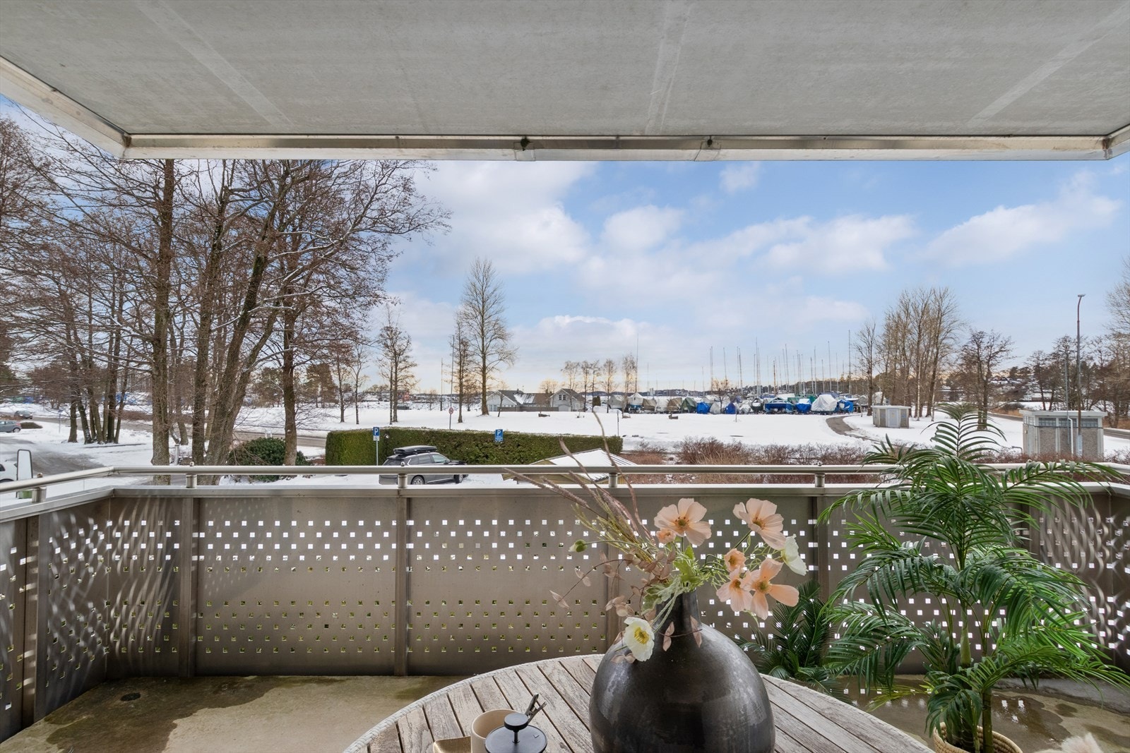 Her kan du nyte en flott utsikt til båthavnen og sjøen! Galleribilde