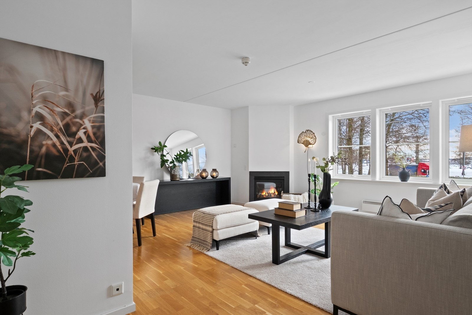 Stuen er romslig og svært innbydende, med et flott potensial som gjør det enkelt å skape et hjem du virkelig kan trives i. Galleribilde