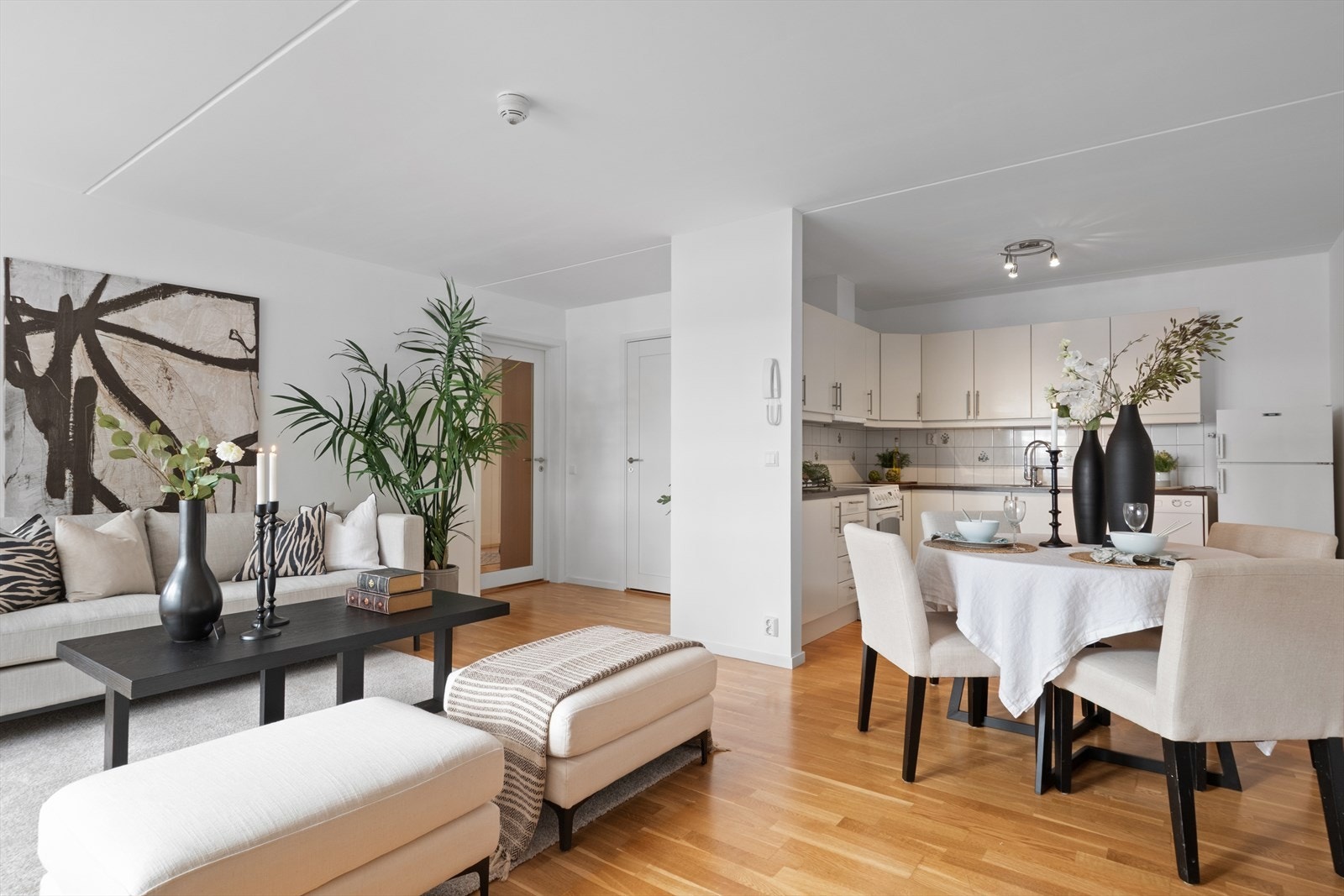 Boligen har en praktisk planløsning med åpen stue/kjøkken løsning. Galleribilde