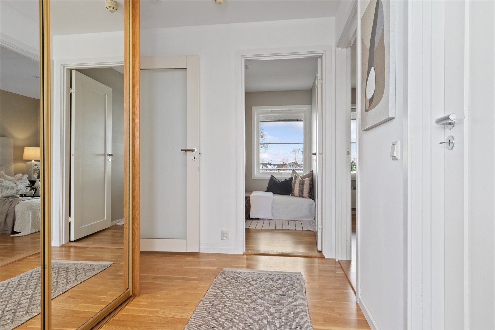 Fra gangen går du videre til boligens to soverom, samt stue og kjøkken. Galleribilde