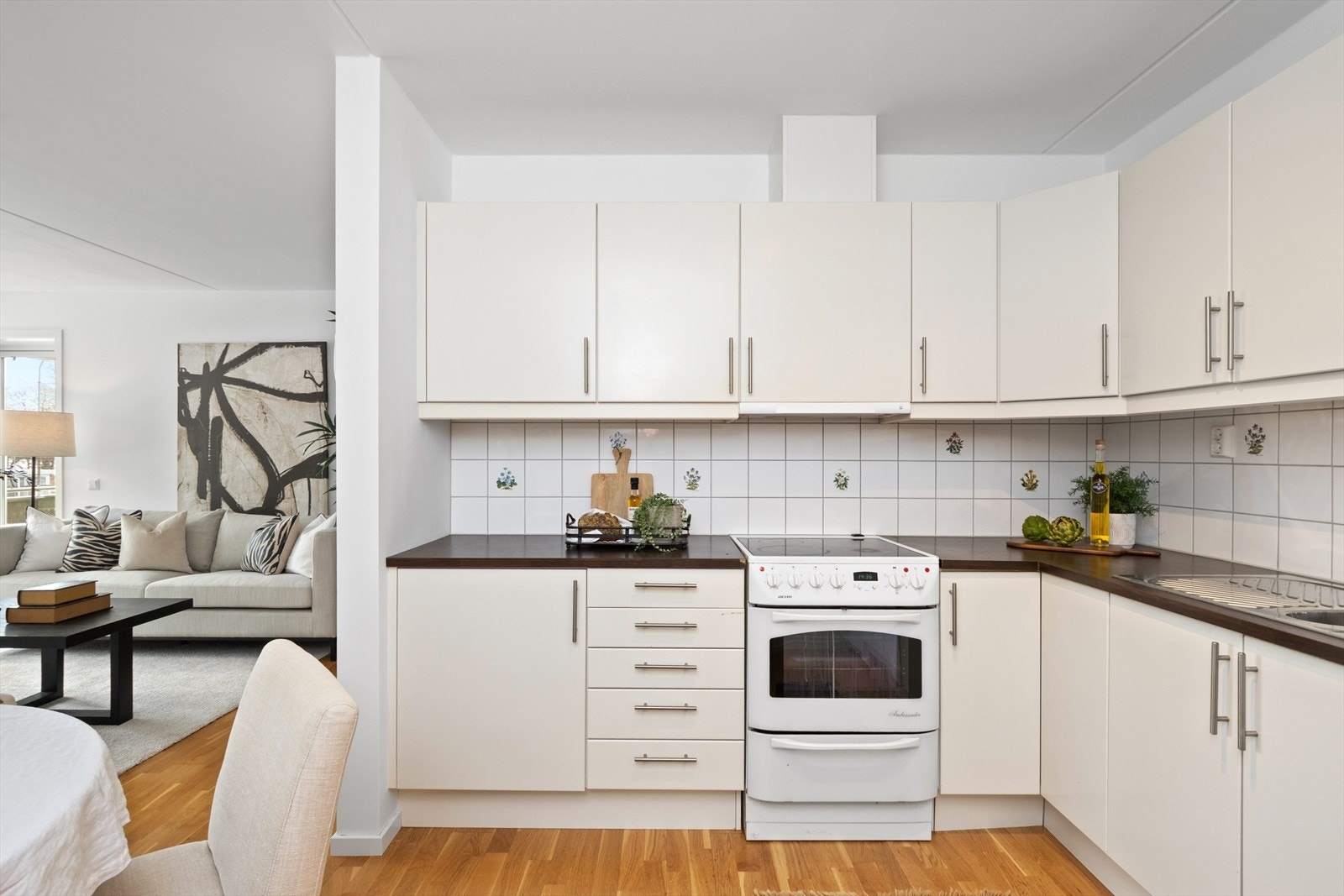 Lyst kjøkken med slette fronter og laminat benkeplate. Galleribilde