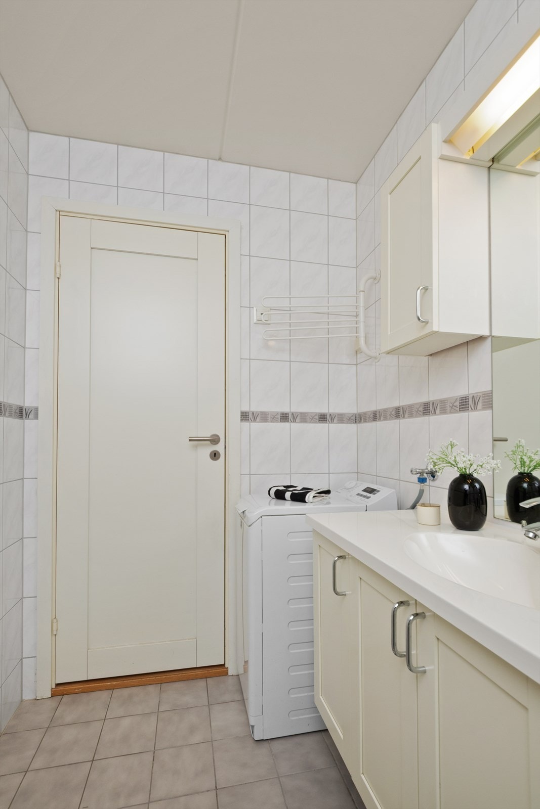 Veggene er flislagte, og taket består av malte betongelementer. Galleribilde