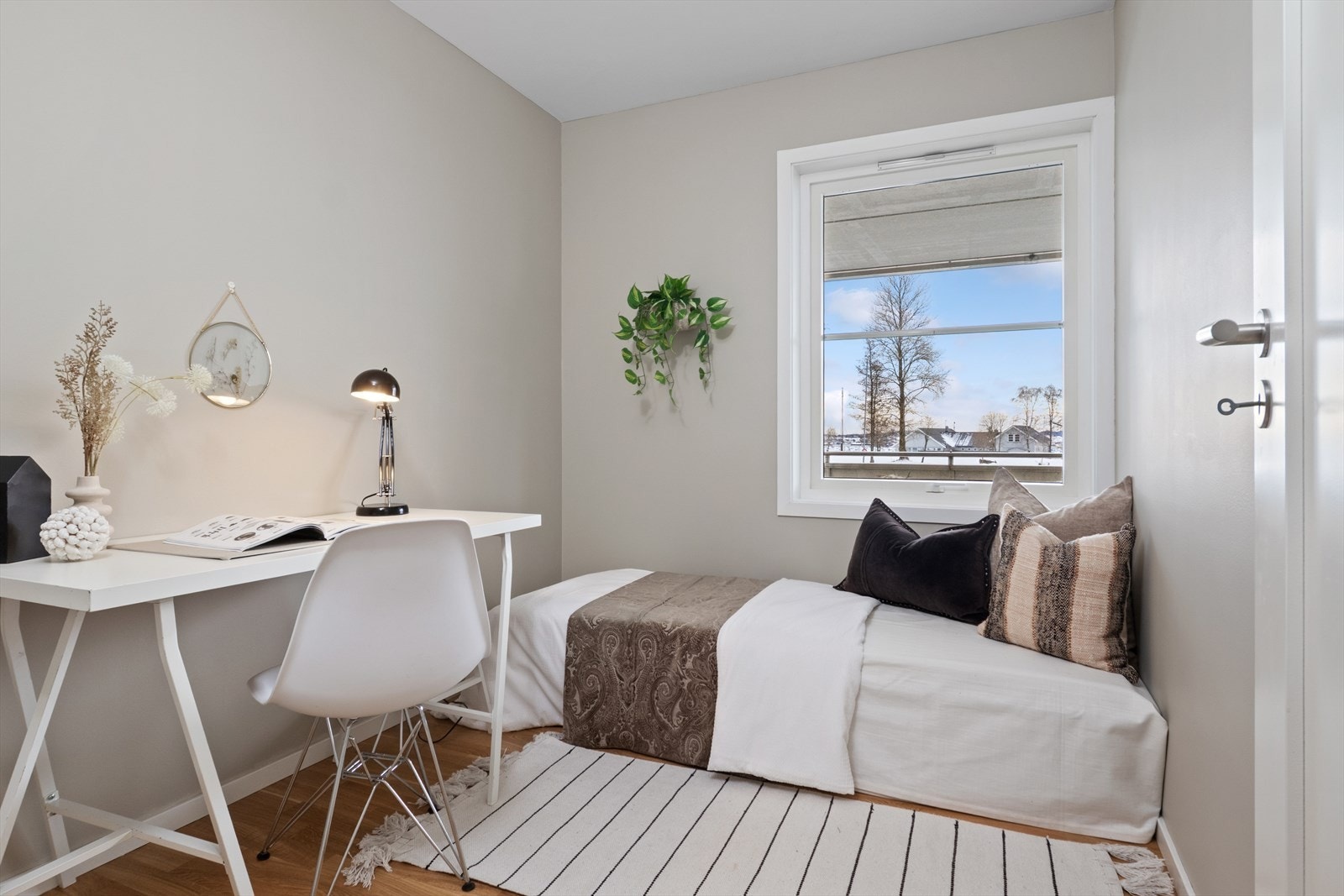 Det andre soverommet passer perfekt som barnerom, gjesterom eller et trivelig hjemmekontor, alt etter behov. Galleribilde