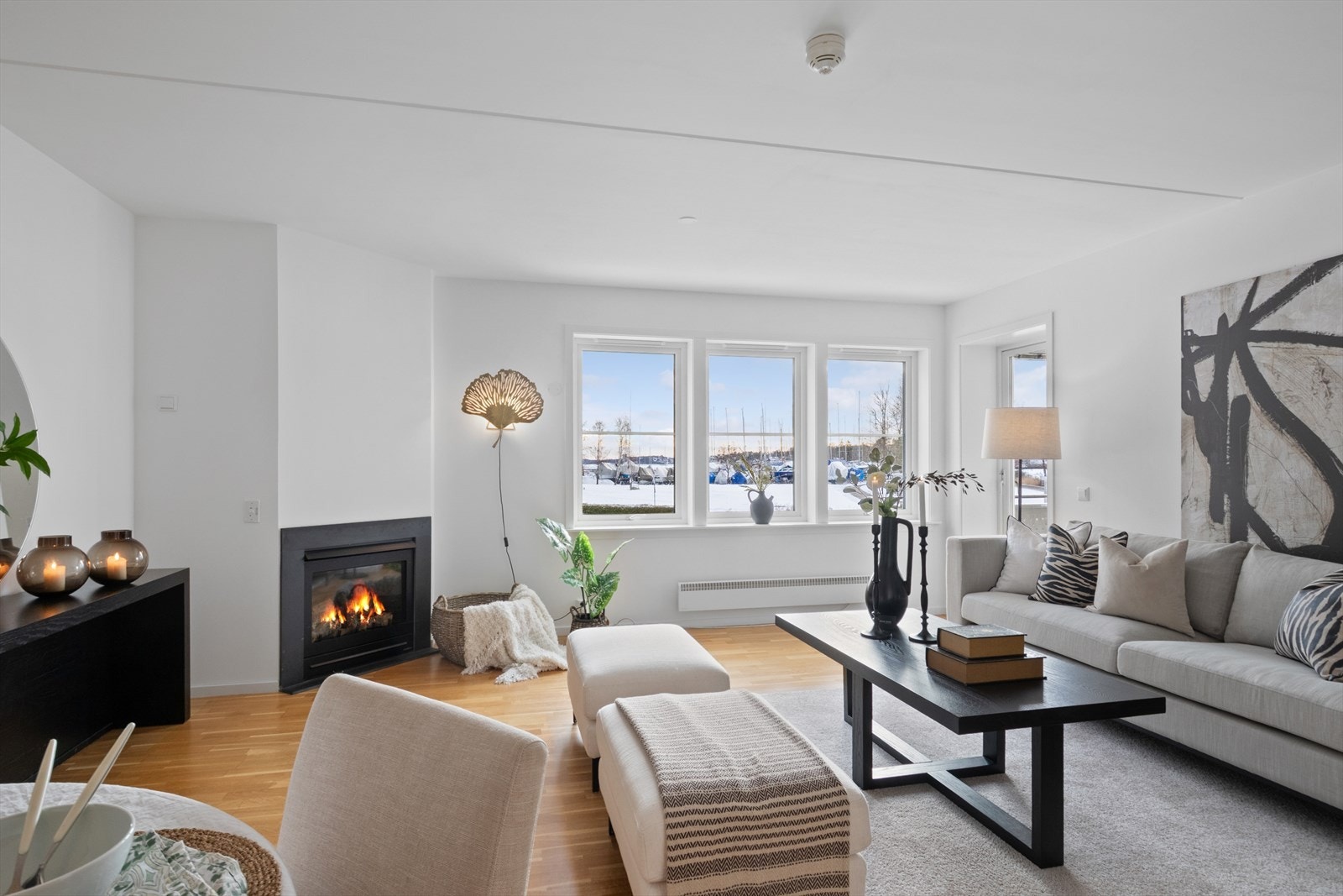 Innvendig fremstår boligen som lys og elegant, med store luftige rom og godt med lagringsplass. Stuen har en flott gasspeis, panoramavinduer og utgang til den store terrassen. Galleribilde