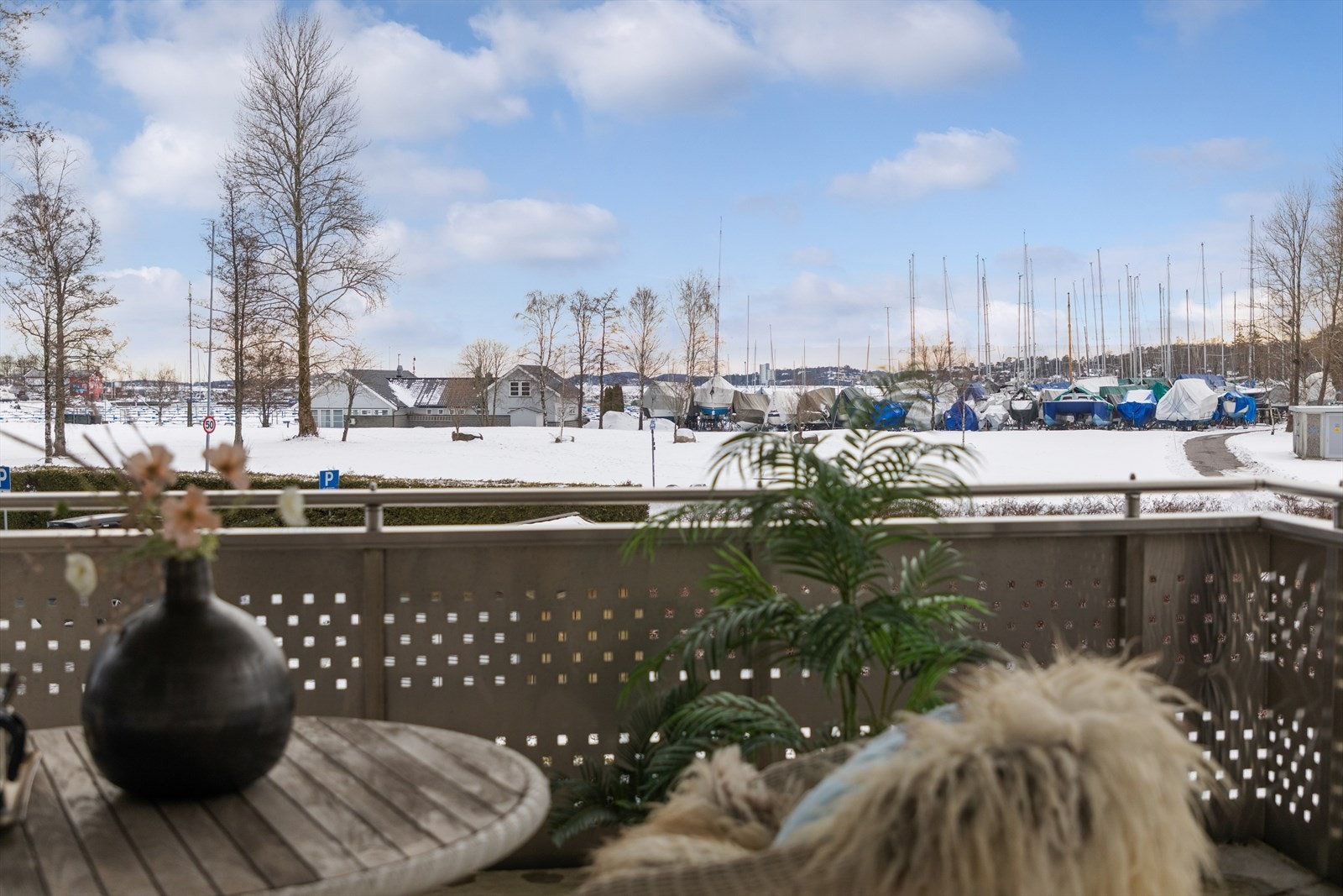 Balkongen er perfekt for rolige morgener eller hyggelige kvelder utendørs. Galleribilde