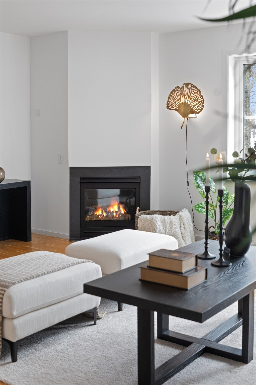 I stuen står en flott gasspeis som sørger for en lun og trivelig stemning i rommet. Galleribilde