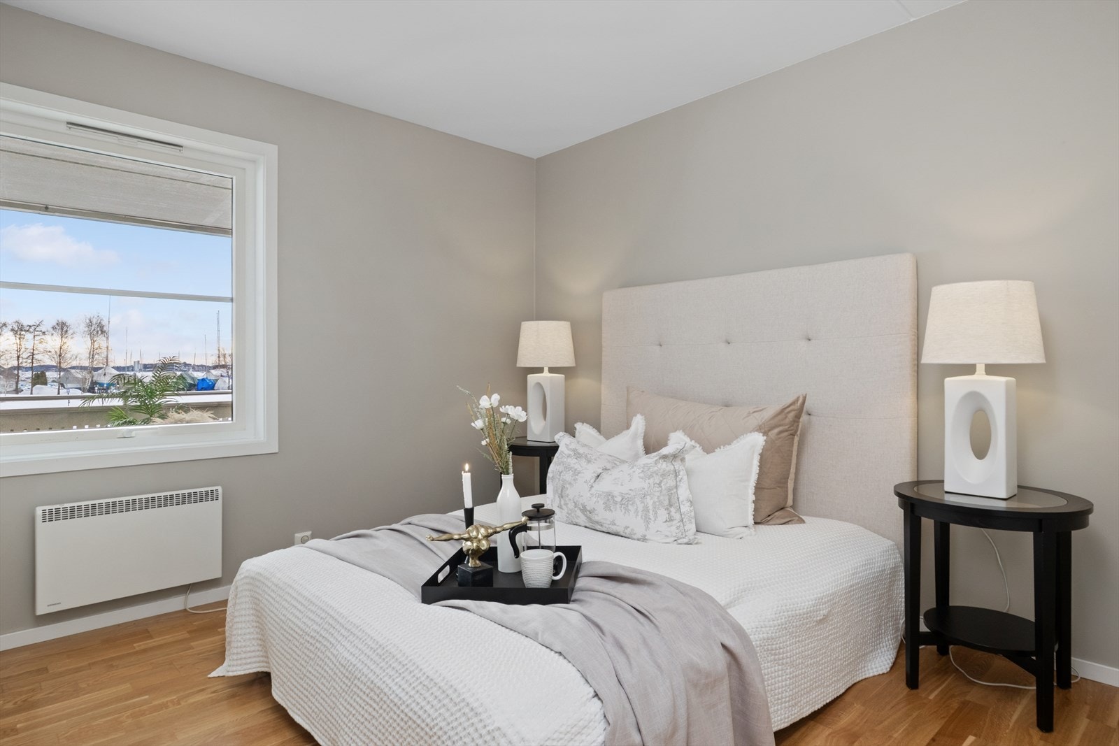 Hovedsoverommet har plass til dobbeltseng, nattbord og garderobeløsning. Galleribilde