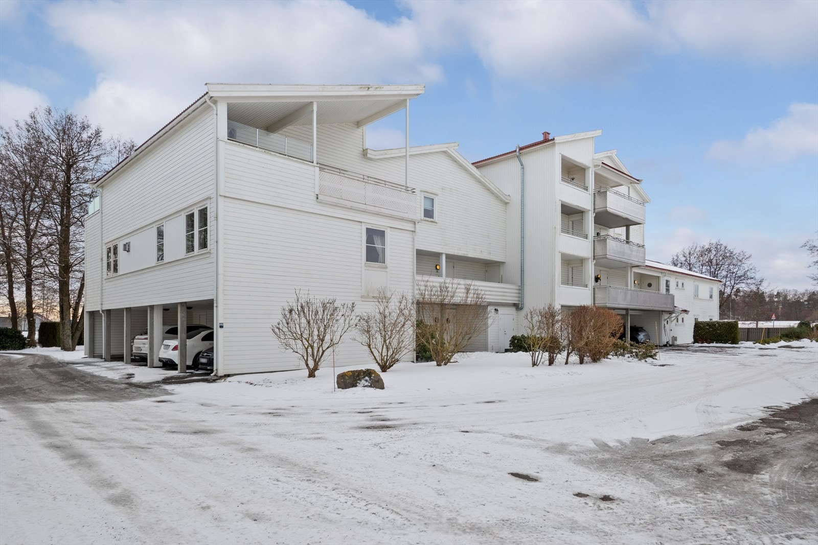 Super beliggenhet i svært barnevennlige og familievennlige omgivelser. Et par minutters gange fra leiligheten ligger Vallø småbåthavn samt en fin badeplass med gresslette og tilrettelagte grillplasser. Galleribilde