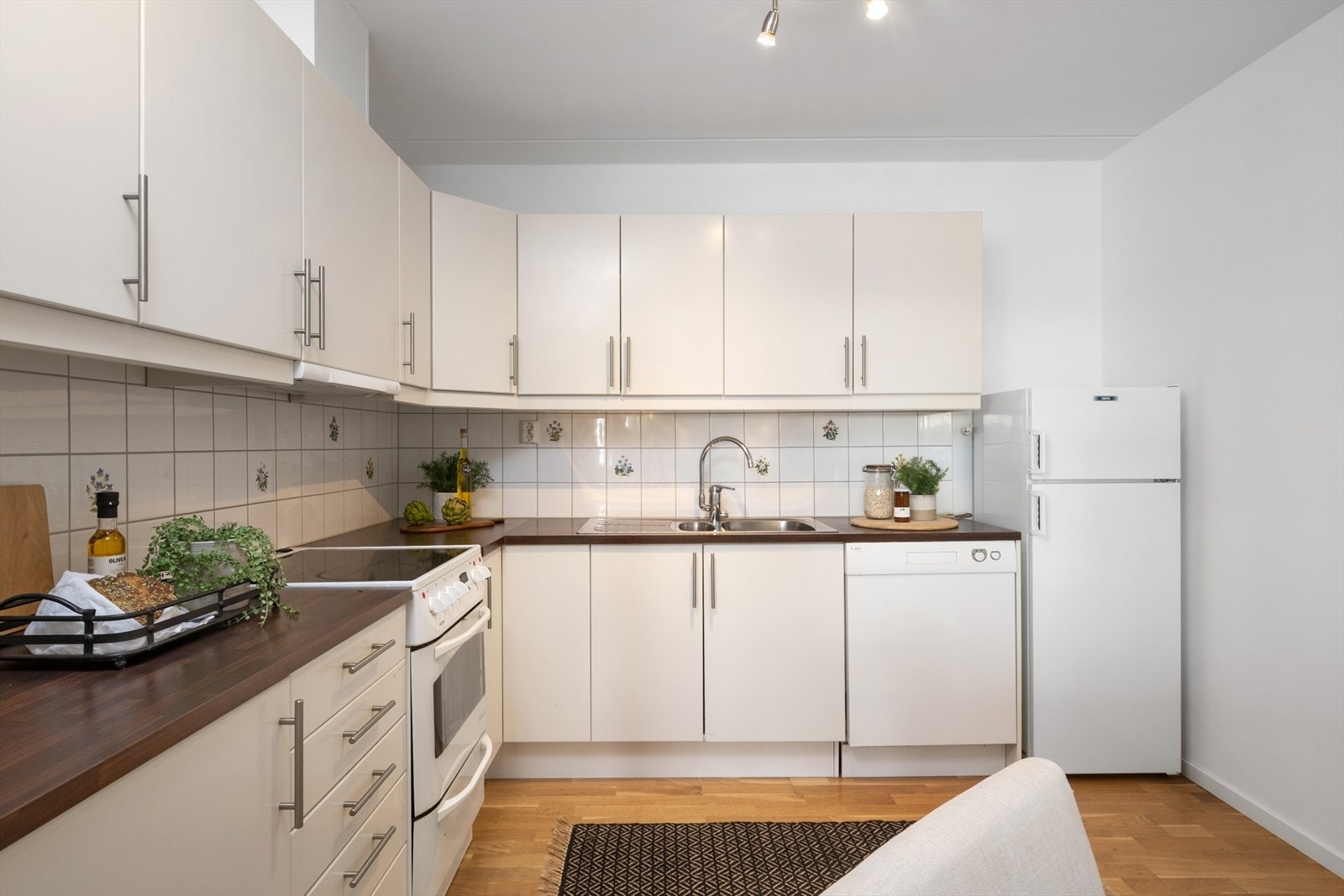 Kjøkkenet har gode arbeidsflater og bra med skapplass. Galleribilde