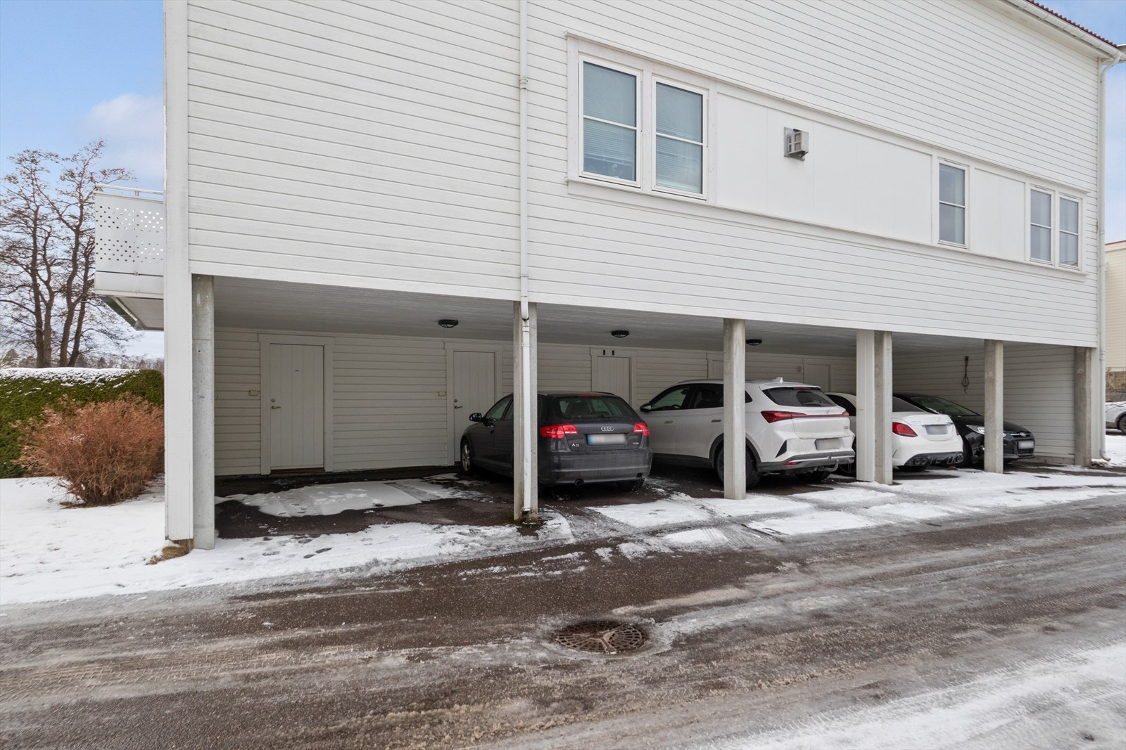 Det medfølger også carport i bygningens første etasje, med tilhørende romslig sportsbod. Galleribilde