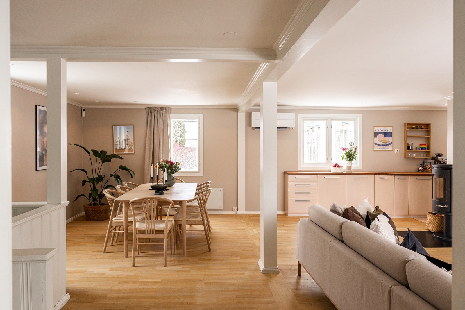 Stuen har bl.a. luft til luft varmepumpe. Galleribilde