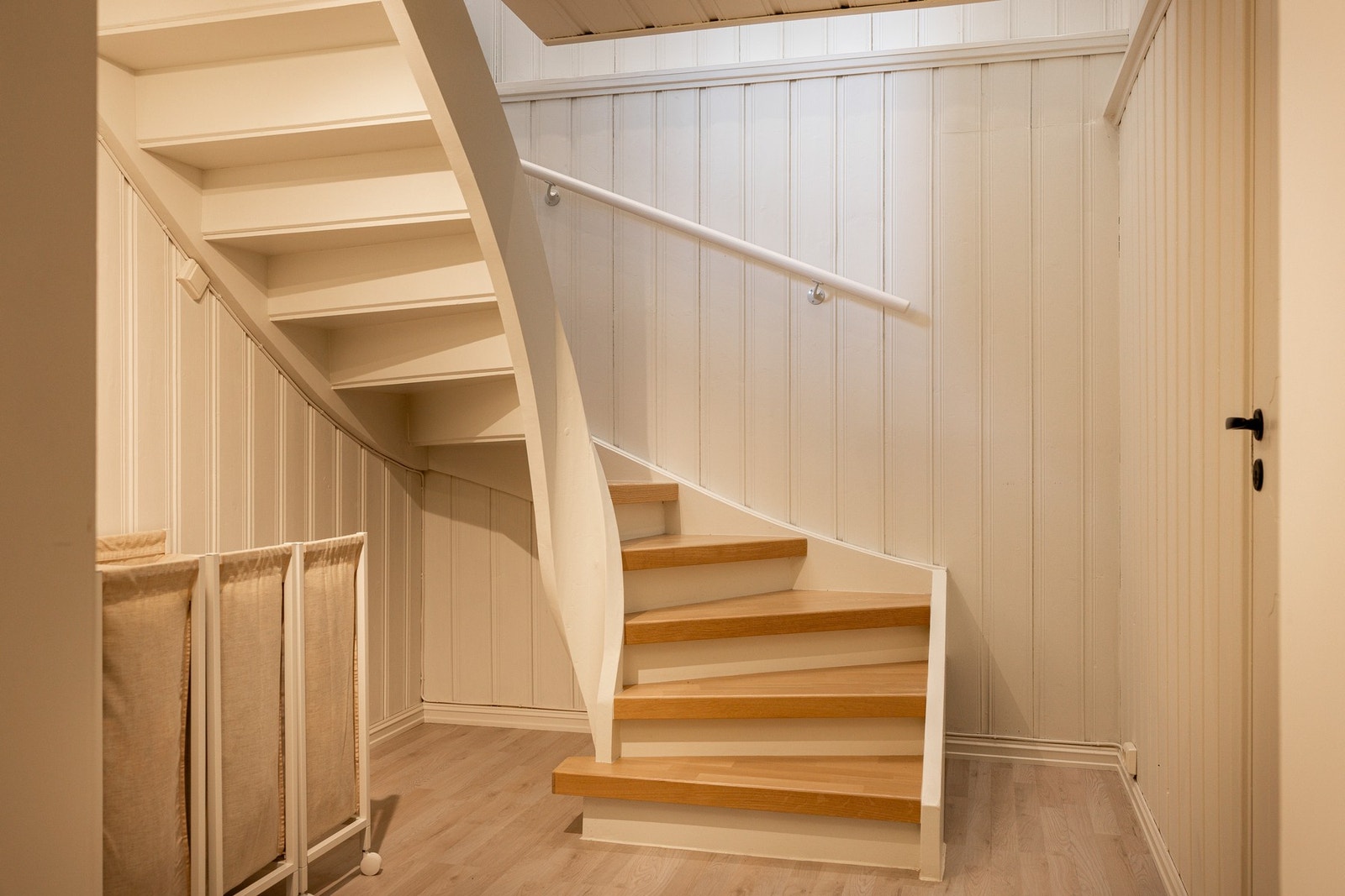 Trapp ned til kjelleretasje. Galleribilde