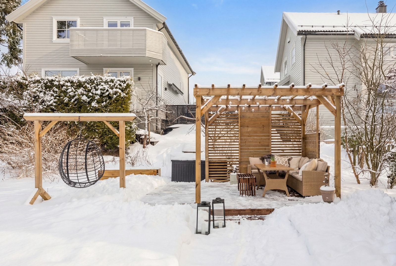 En stor og anvendelig hage som gir fine utearealer for både lek, avslapning og sosiale sammenkomster. Galleribilde