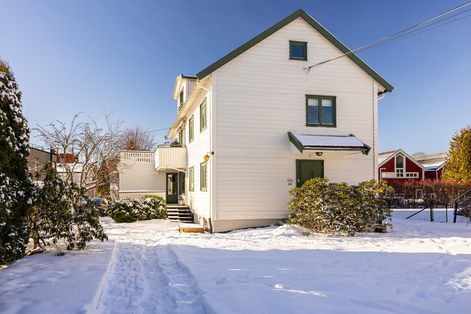 Nordstrandveien 50B er en romslig og familievennlig bolig med sentral beliggenhet på Nordstrand, samtidig skjermet og tilbaketrukket fra trafikkert vei. Galleribilde