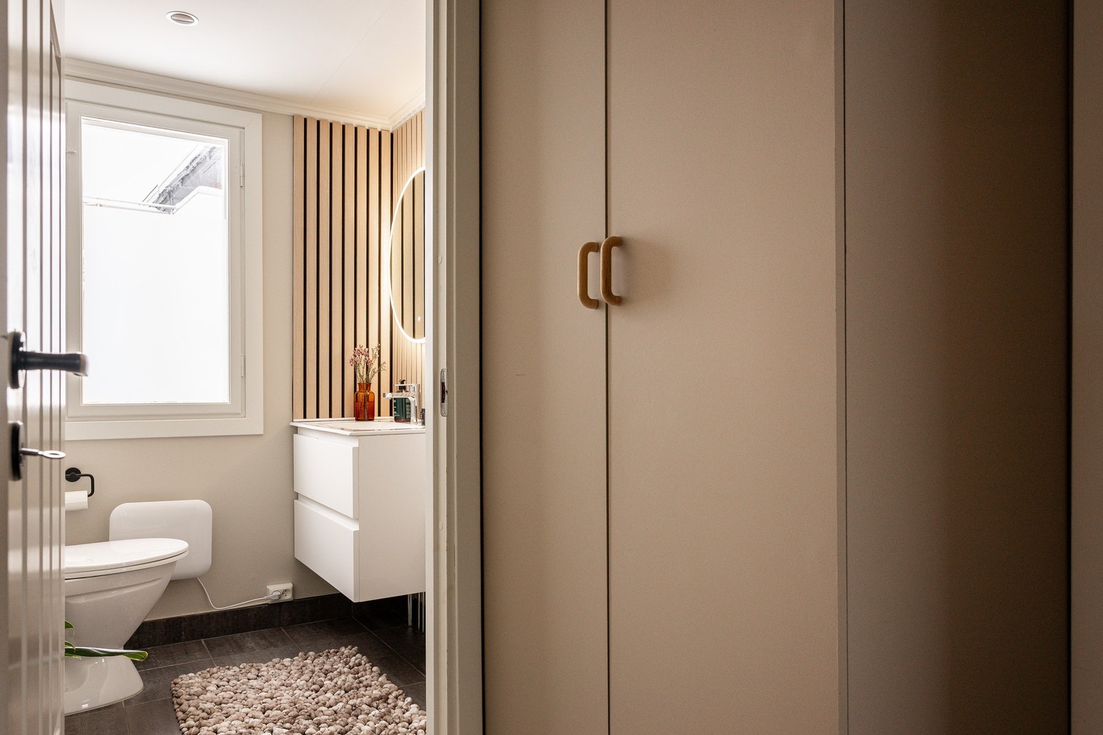 Rommet har flislagt gulv, malte veggflater, spilevegg og malt himling. Toalettet er gulvstående med innebygget sisterne, og det er servant med ettgreps blandebatteri og underskap. Galleribilde