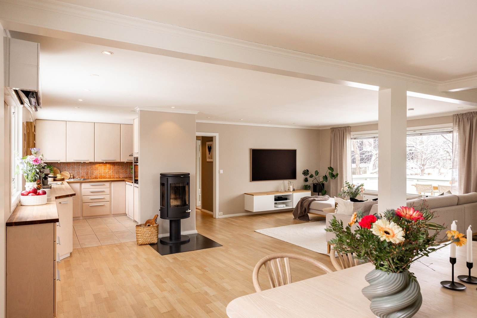 Planløsningen legger til rette for et naturlig samlingspunkt for familien, med god flyt mellom stue, spiseplass og kjøkken. Galleribilde