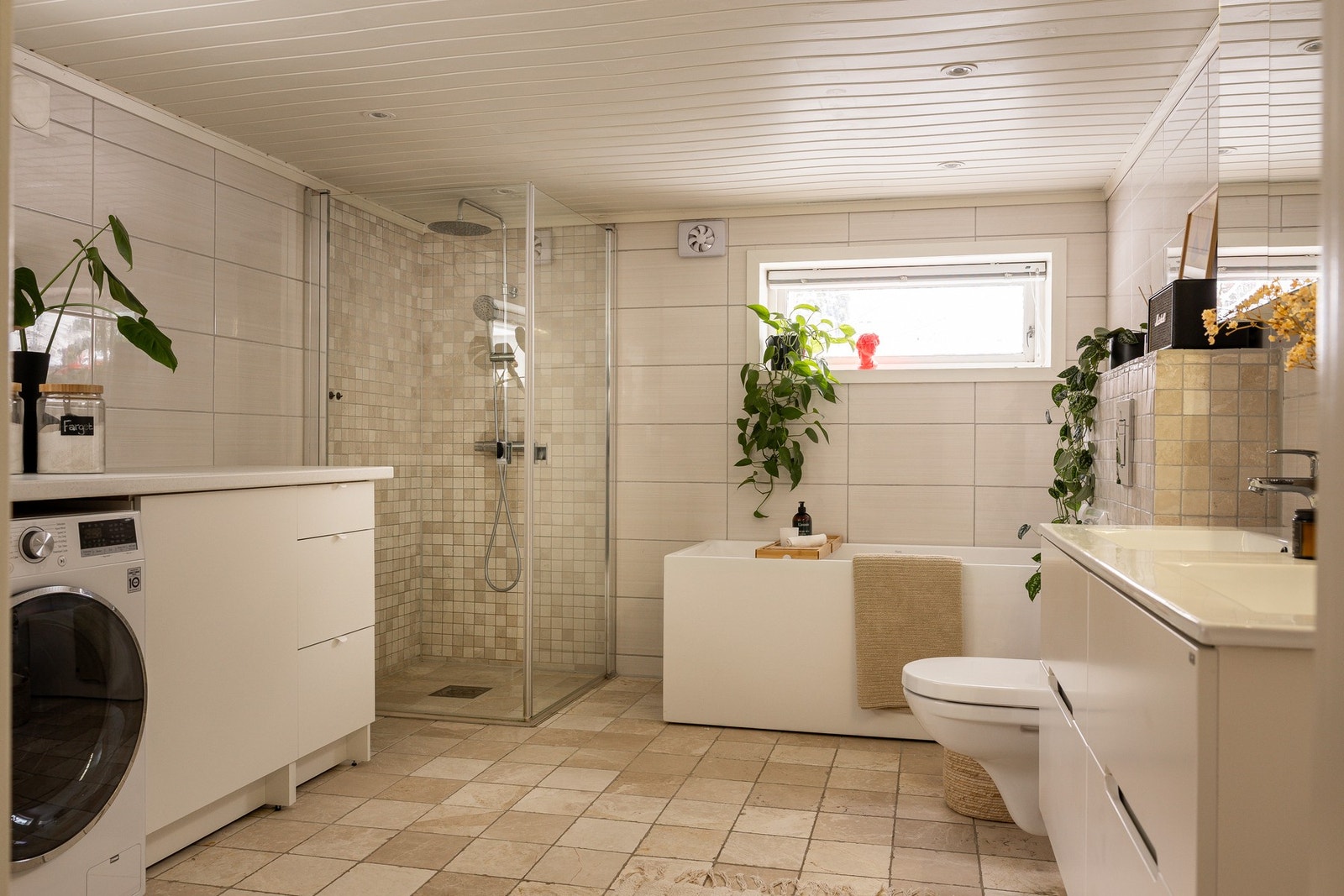 Boligen har et romslig flislagt bad etablert i 2015. Badet har fliser på vegger og gulv, og det er elektrisk gulvvarme. Himlingen er utført i malt panel med integrerte downlights. Dusjsettet ble skiftet i 2023. Badet har elektrisk avtrekksvifte og frisklu Galleribilde