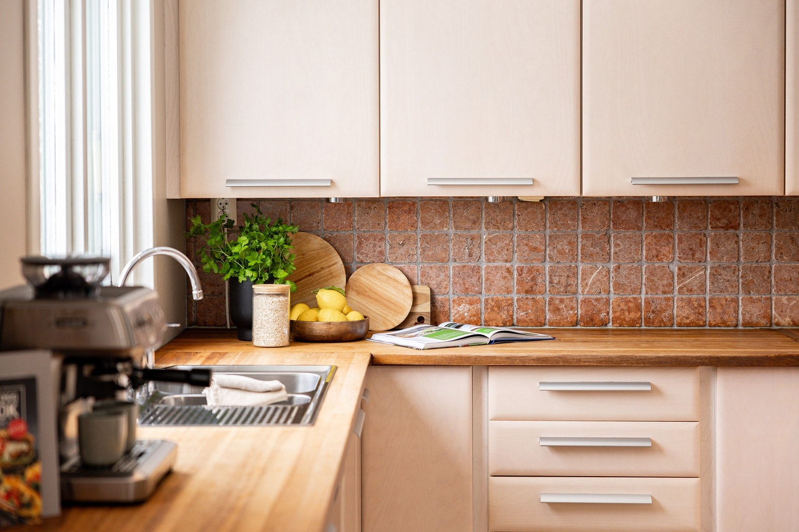 Vindusplasseringen gir godt arbeidslys og bidrar til en lys og hyggelig atmosfære. Galleribilde