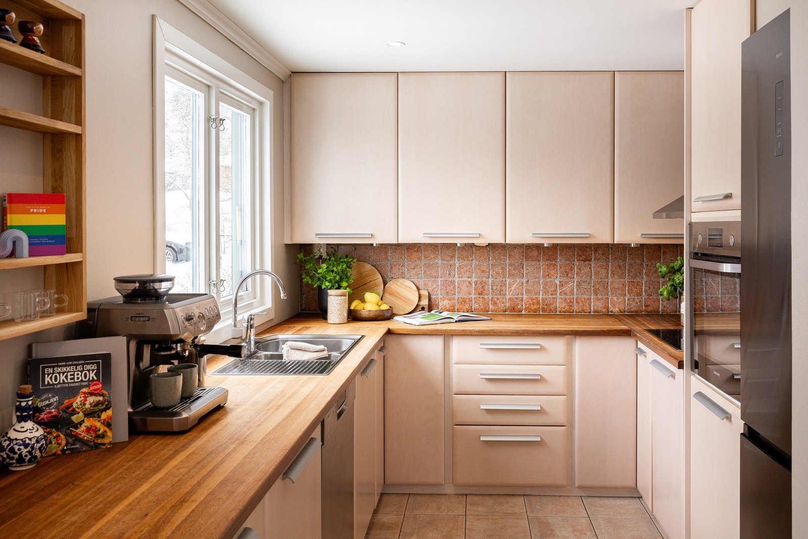 Kjøkkenet har en funksjonell og tidløs innredning med gode arbeidsflater og rikelig med skapplass. Galleribilde